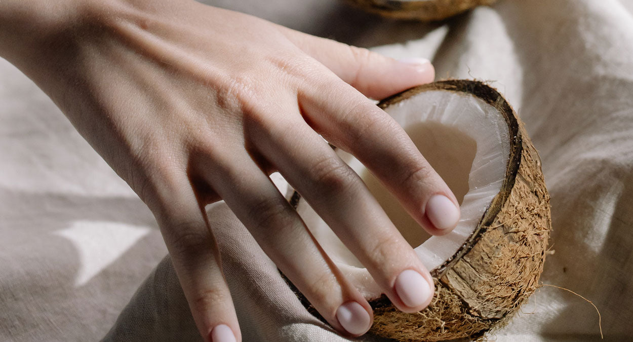 L'huile de coco est comédogène, déconseillée pour les peaux mixtes à grasse, notamment à tendance acnéique