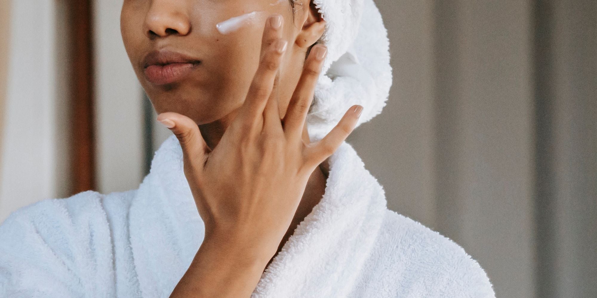 Femme qui hydrate bien sa peau