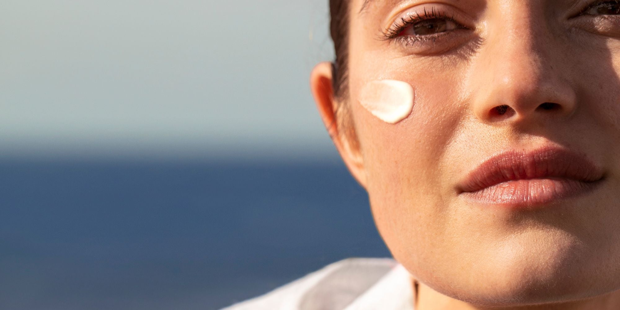 Application d'une crème solaire anti-âge