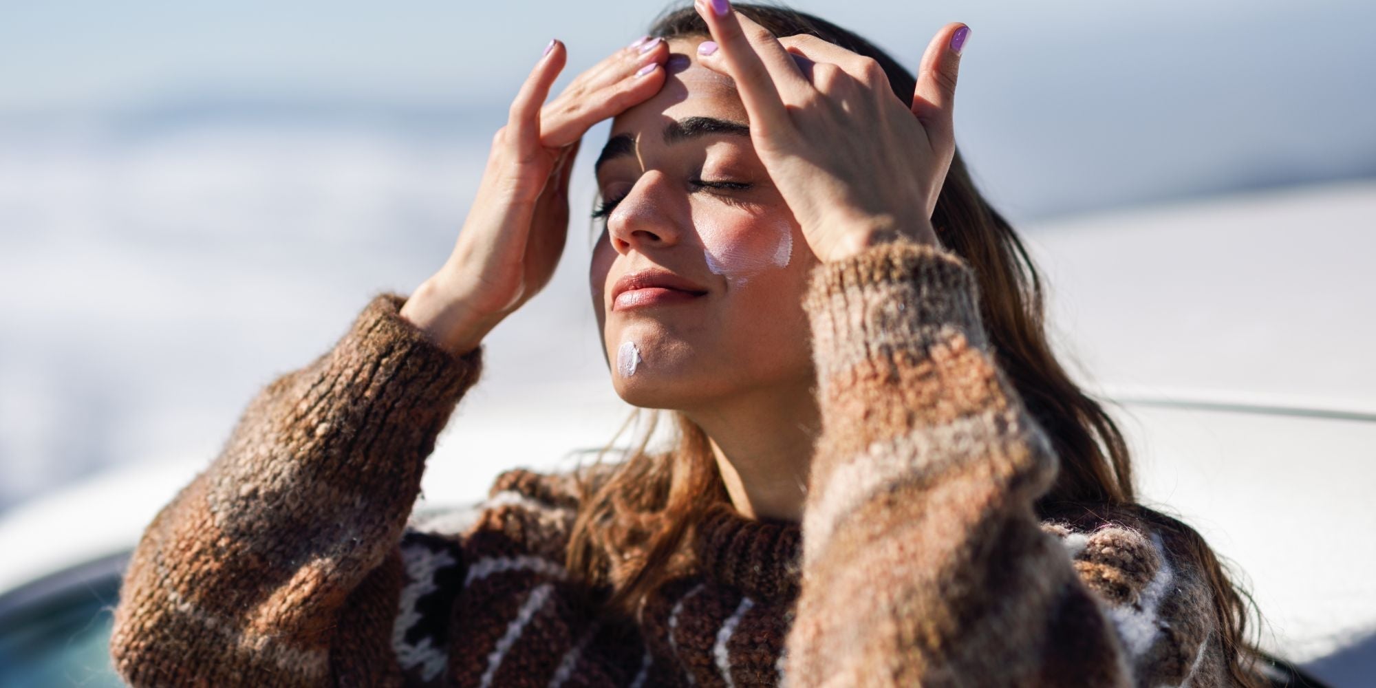 Femme qui utilise une crème visage grand froid