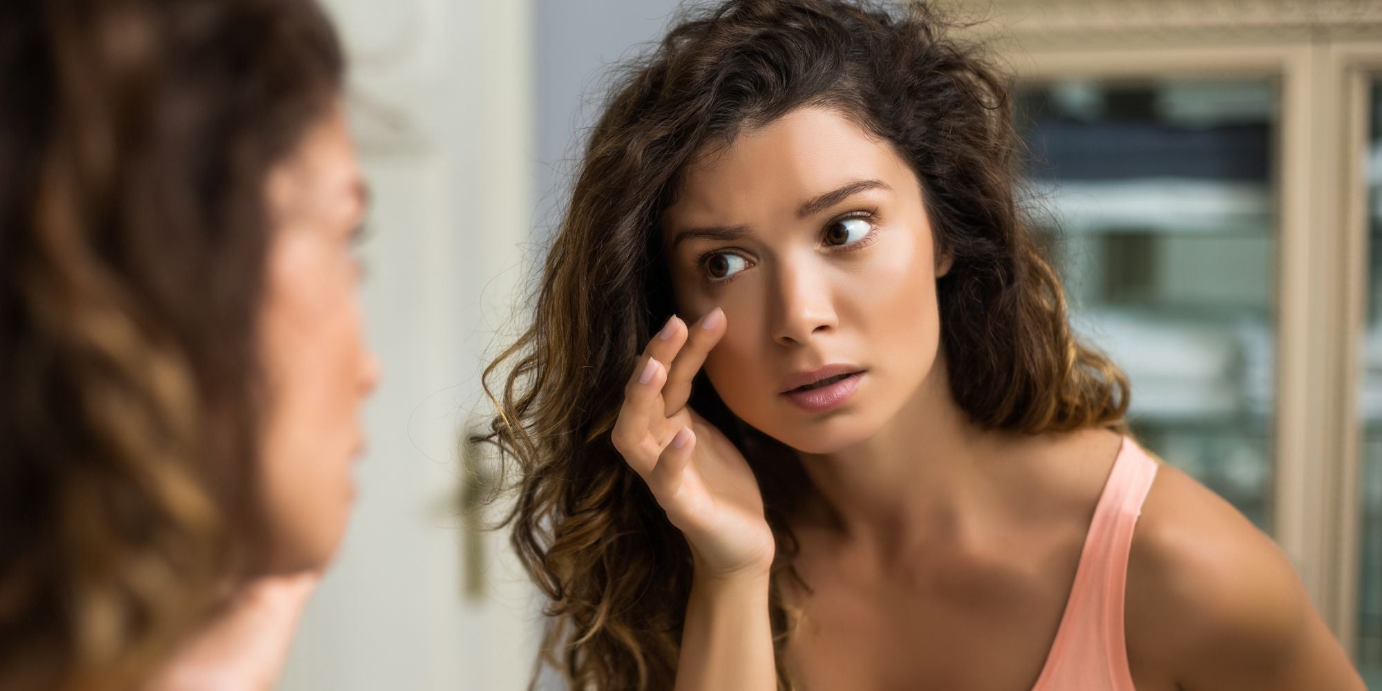 Femme qui souhaite dégonfler ses yeux