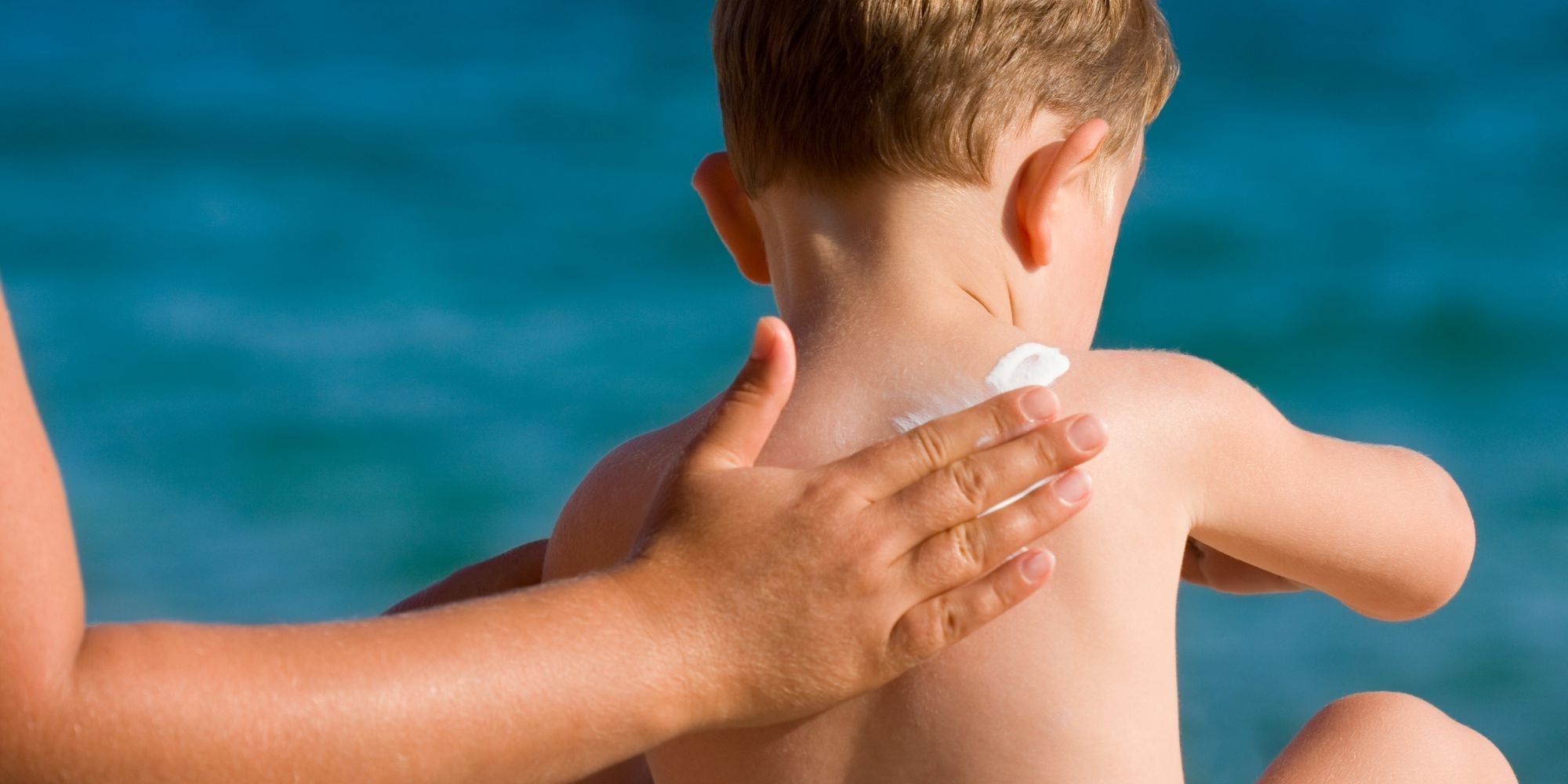 Une protections solaire appliquée sur un enfant