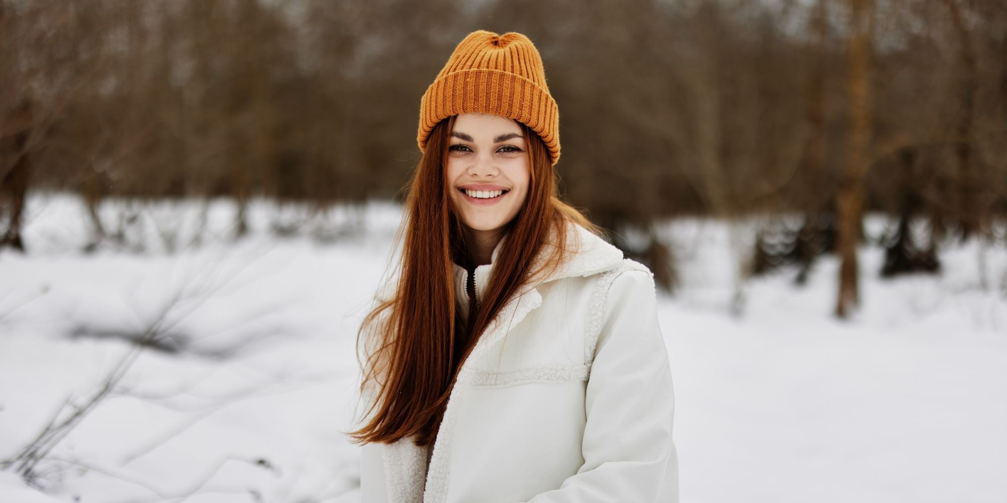 Femme qui protège sa peau au ski