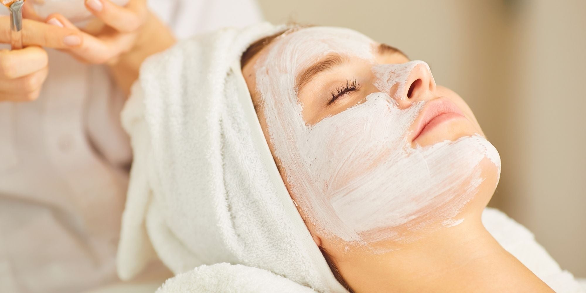 Femme qui fait un peeling