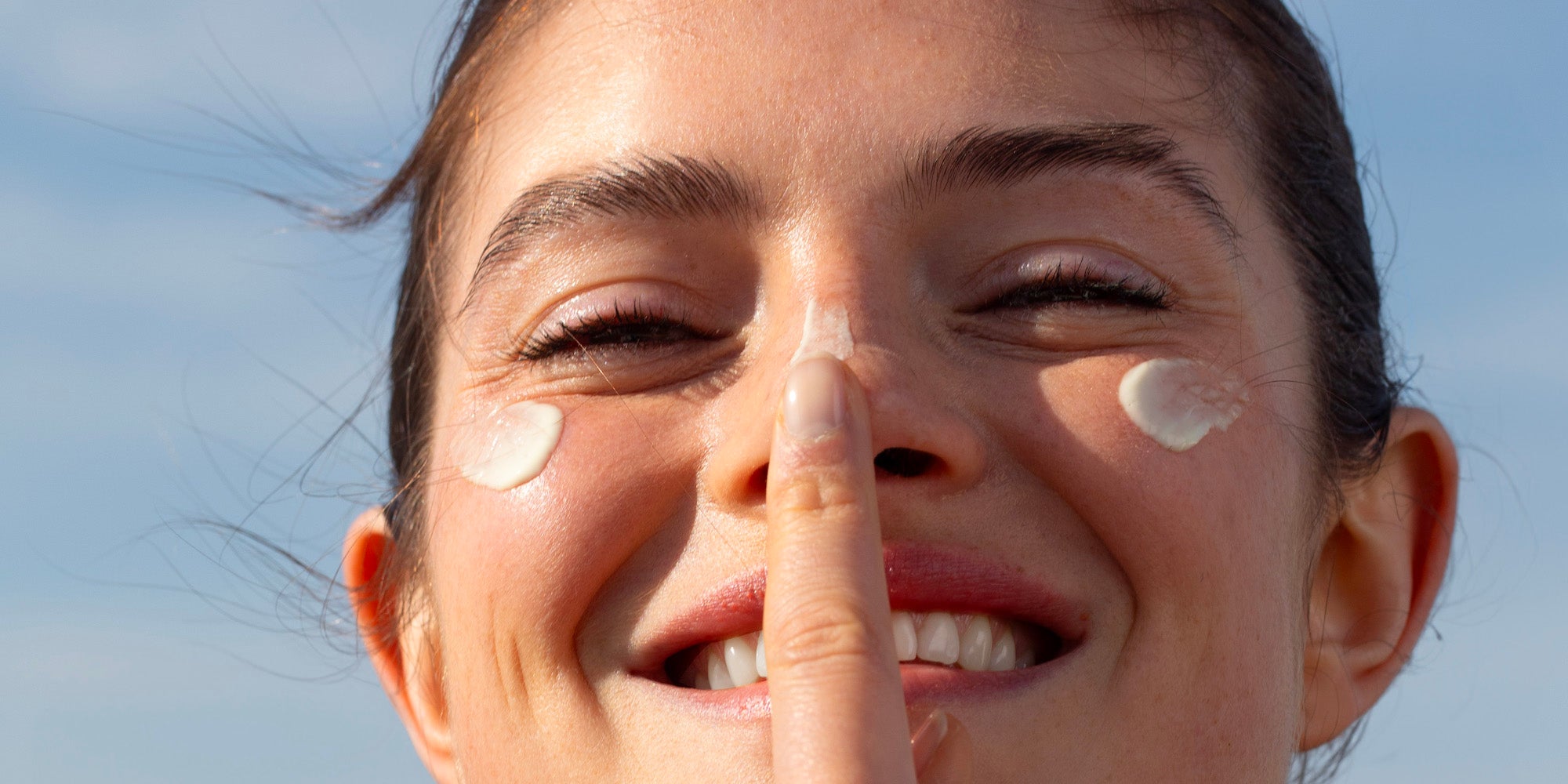 Application d'une crème de jour visage SPF 50