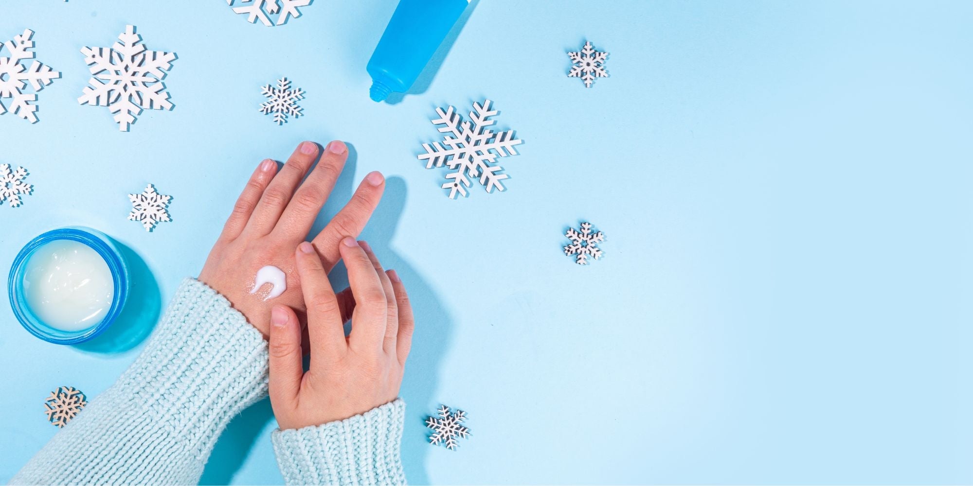 Appliquer une crème mains en hiver