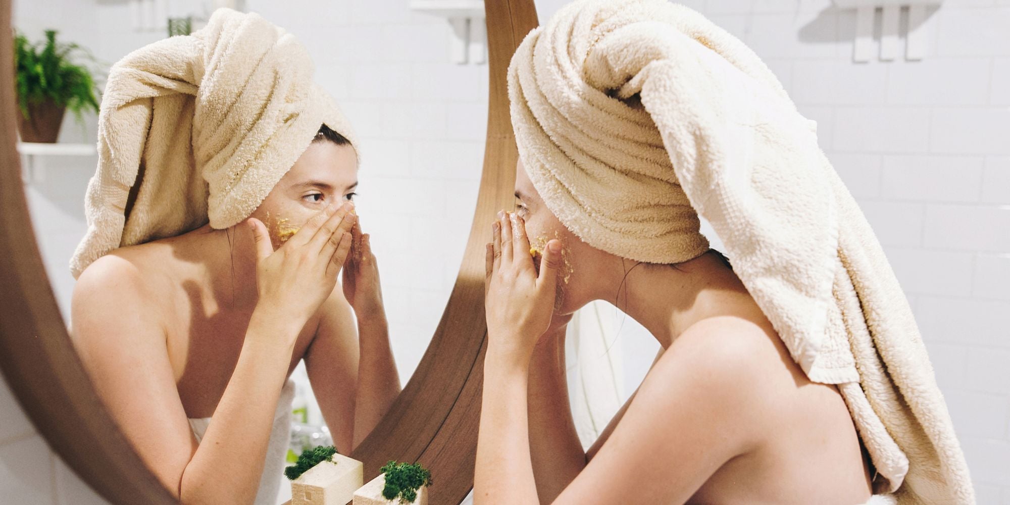 Femme qui applique son gommage visage sur peau sensible