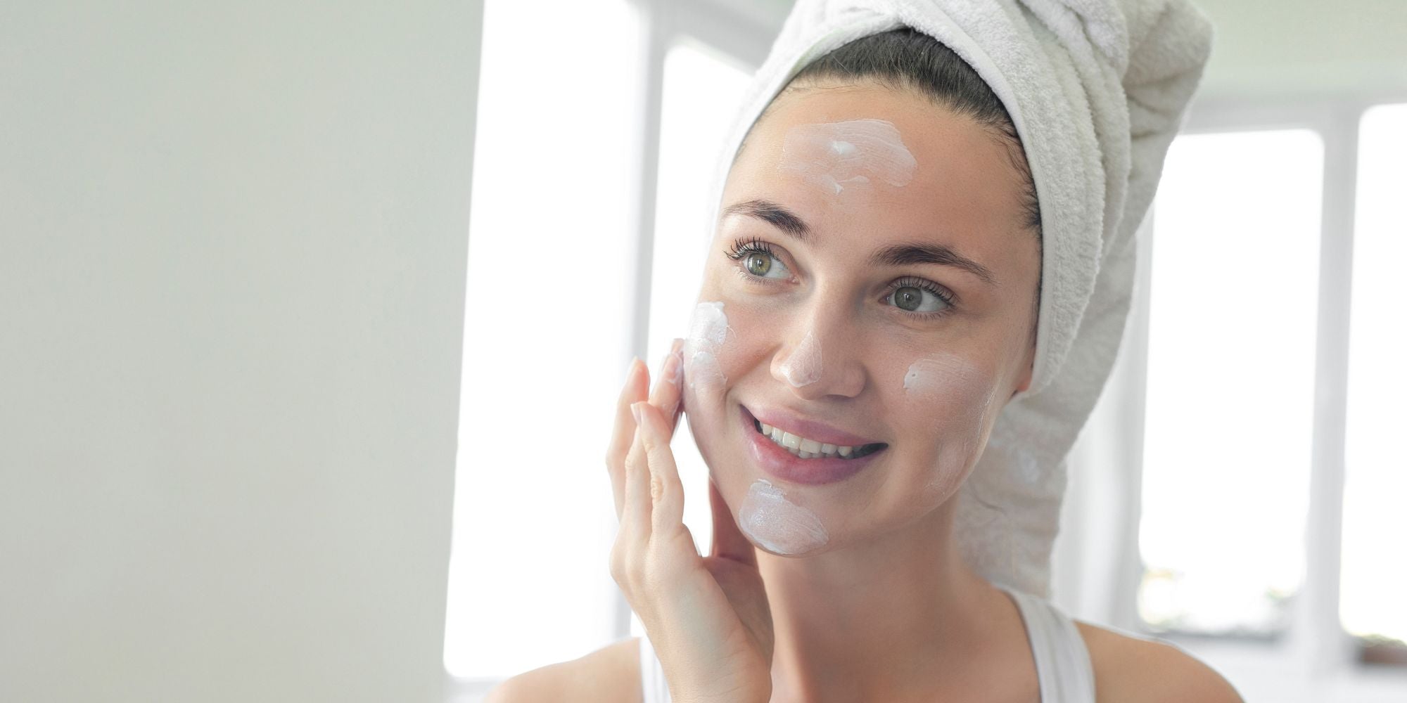 Femme qui applique un masque ou une crème de nuit