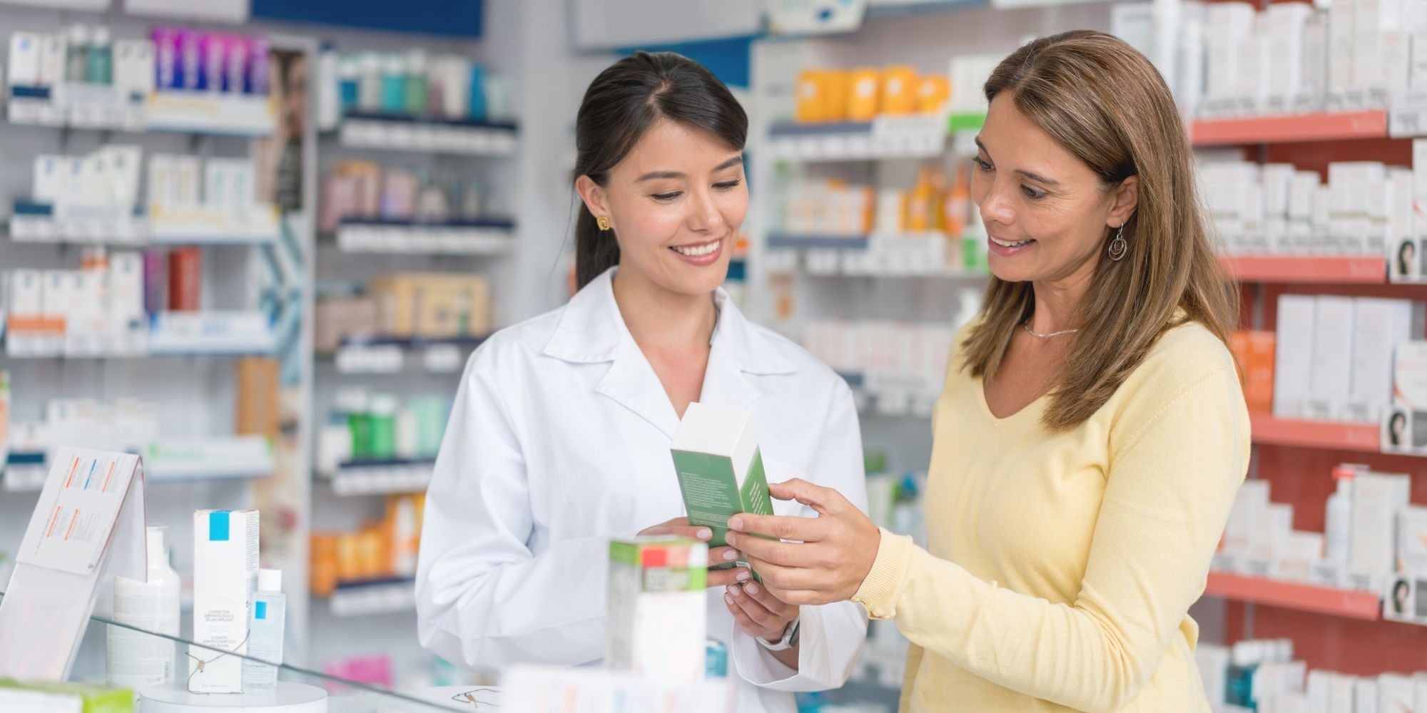 Femme qui choisit sa BB crème en pharmacie