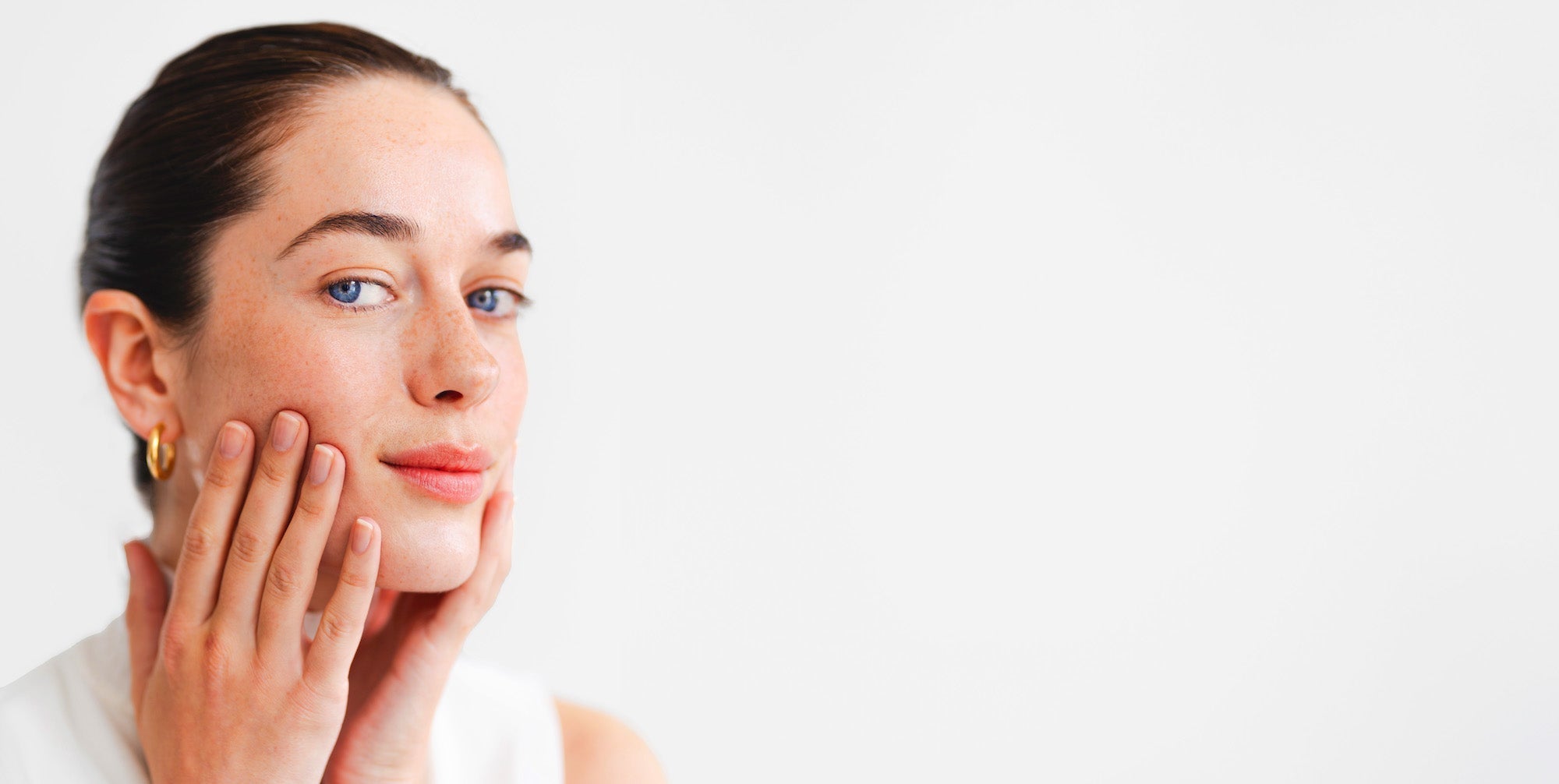 Femme qui hydrate sa peau sensible