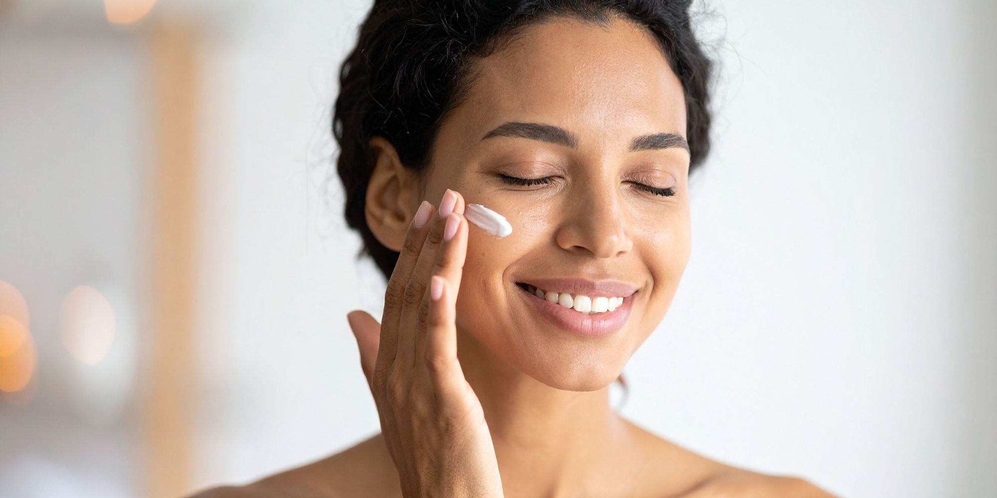Femme qui applique un soin au Pro-Panthenol