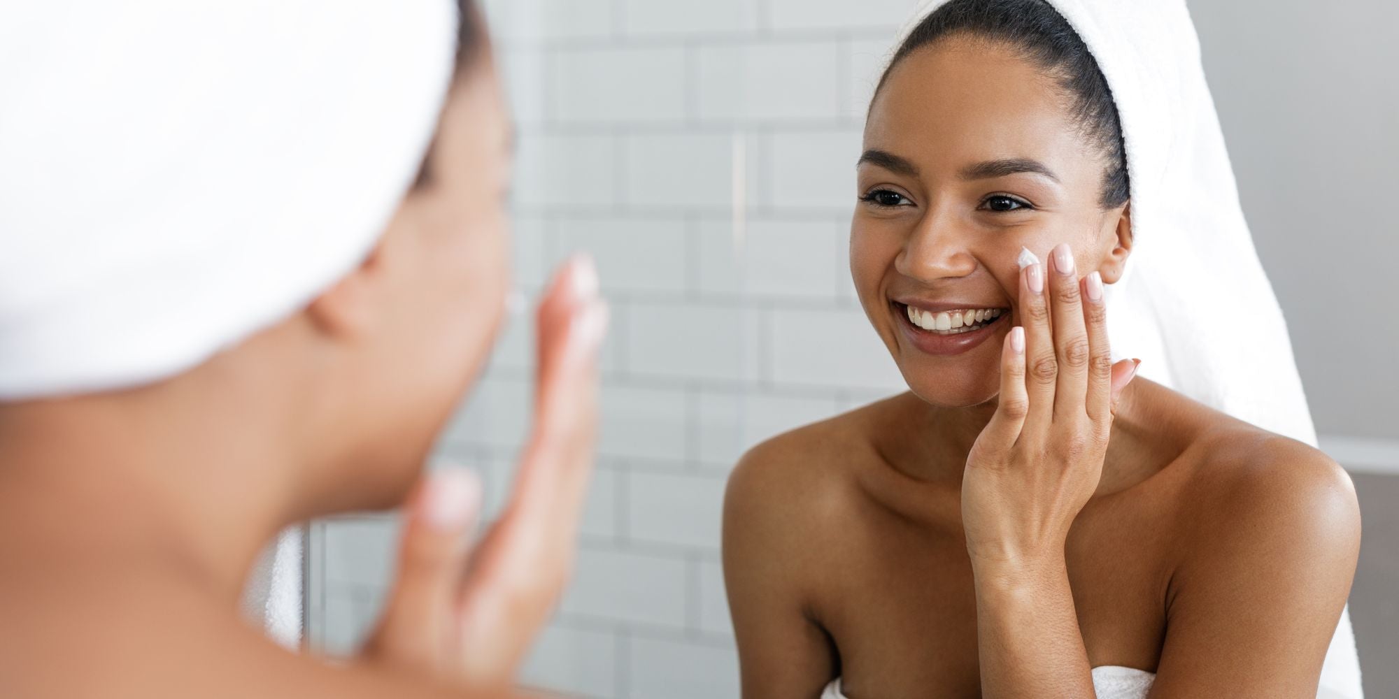 Femme qui applique un soin aux probiotiques