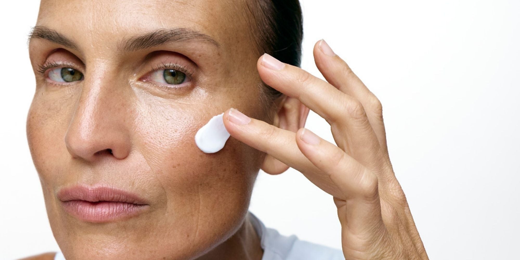 Femme qui utilise une crème anti-taches