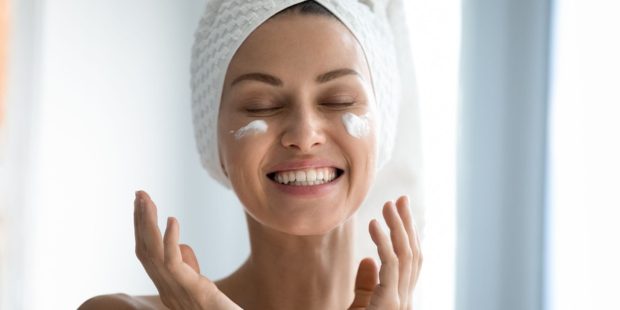 Femme qui réalise sa routine tendance skincare