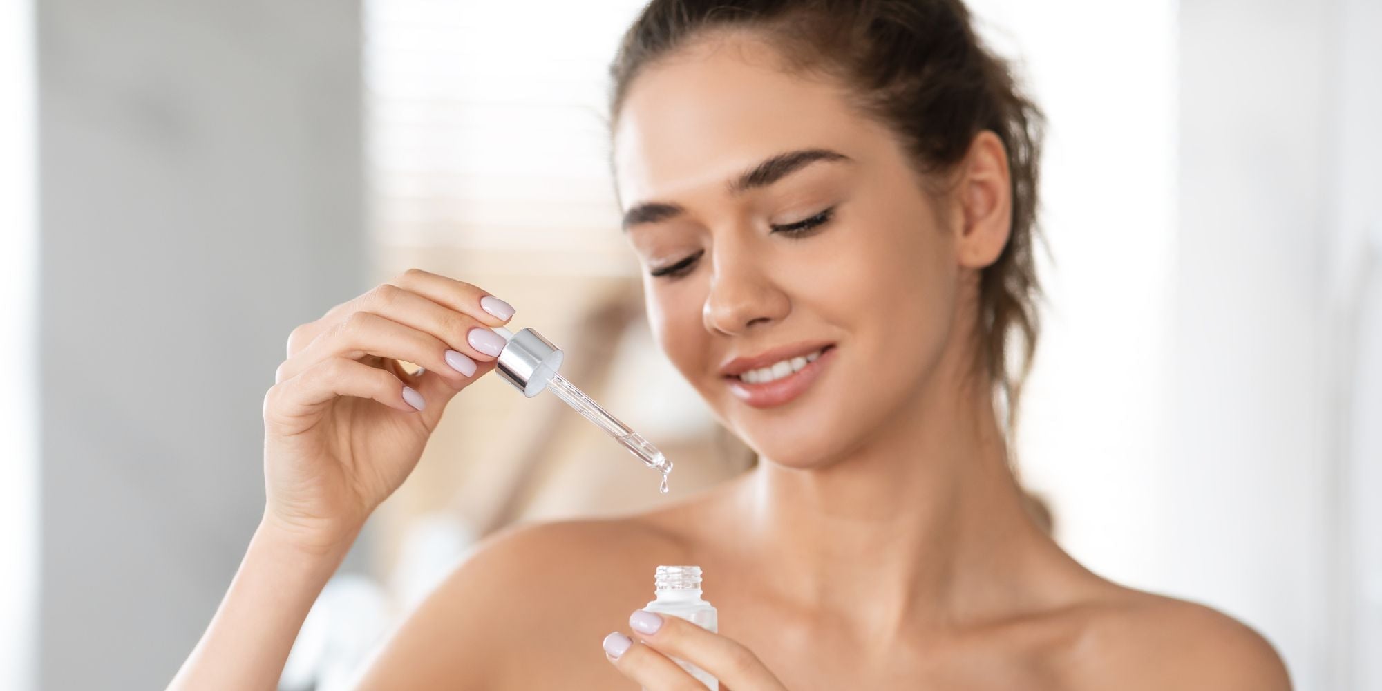 Femme qui utilise de la vitamine A pour la peau